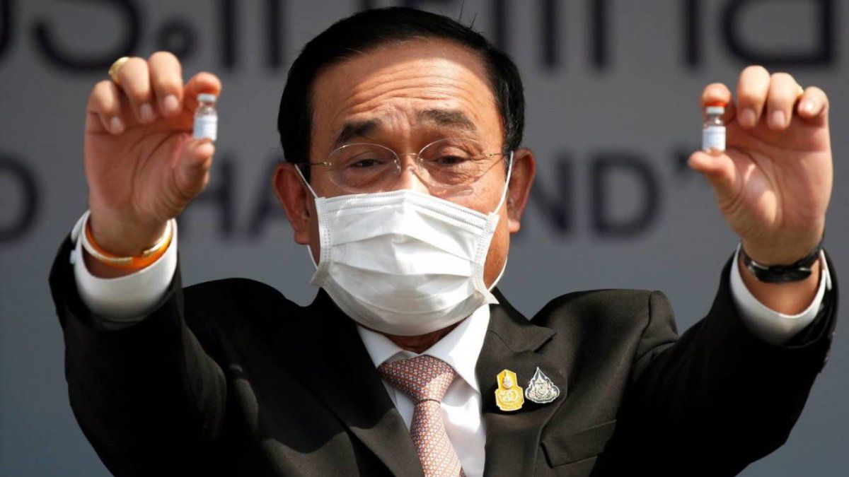 Se aplicaron la dosis el primer ministro y otros altos cargos gubernamentales.