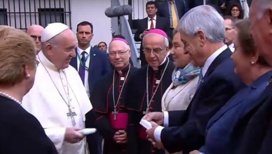 El Papa no recibió a Sebastián Piñera y se limitó a saludarlo fríamente