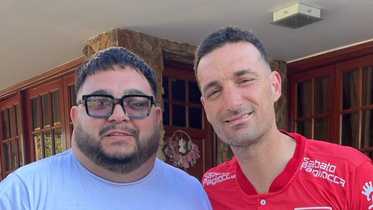 ¡Regalo de Navidad! Lionel Scaloni posó con la camiseta de un rival de Colón en el ascenso