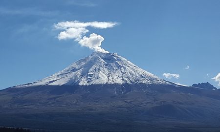 El volcán Cotopaxi de Ecuador se encuentra activo desde 2015 y en los últimos días emitió vapor, gases y cenizas durante las últimas horas. El volcán Cotopaxi de Ecuador se encuentra activo desde 2015 y en los últimos días emitió vapor, gases y cenizas durante las últimas horas.