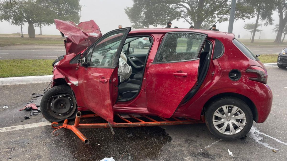 Así quedó el Peugeot rojo involucrado en el accidente de tránsito en la costanera. Así quedó el Peugeot rojo involucrado en el accidente de tránsito en la costanera.