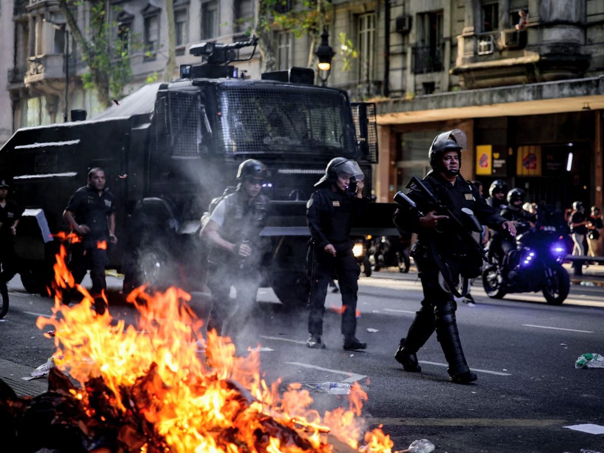 Incidentes frente al Congreso mientras se debate la reforma laboral. Incidentes frente al Congreso mientras se debate la reforma laboral.
