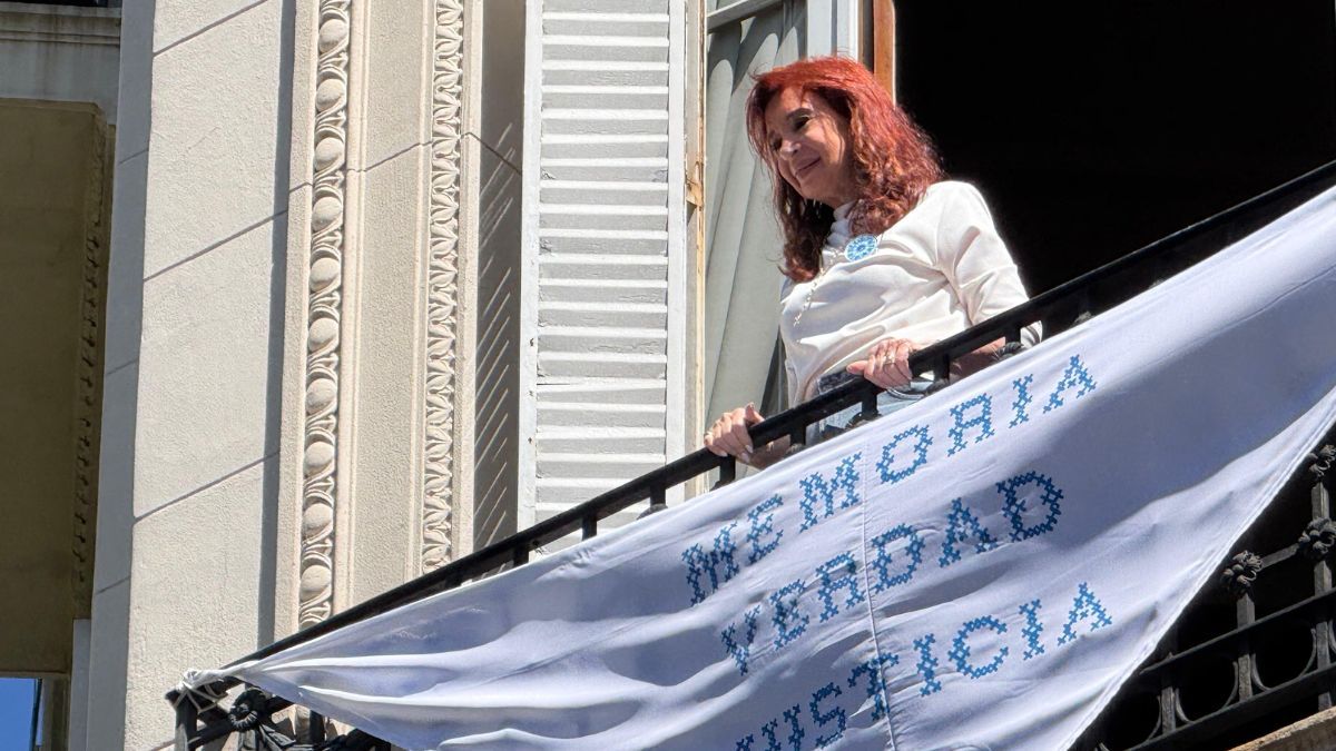 Cristina Kirchner saludó a los militantes que se acercaron hasta su ventana en el Día de la Memoria.