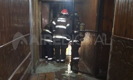 Bomberos llegaron al lugar y sofocaron el foco ígneo originado en un sector de la unidad. Bomberos llegaron al lugar y sofocaron el foco ígneo originado en un sector de la unidad.