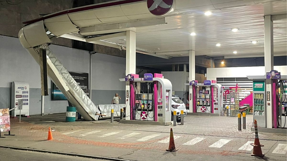 Así quedó el techo de la estación de servicios de Bulevar Gálvez.