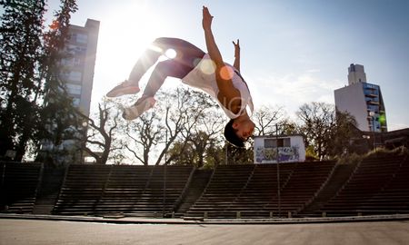 desafiar la gravedad: que es y en que lugares se practica el parkour en santa fe desafiar la gravedad: que es y en que lugares se practica el parkour en santa fe