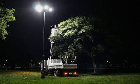 La mayoría de los hechos de robo o vandalismo sobre el alumbrado público se produce en parques y paseos, lejos de la presencia de los vecinos. La mayoría de los hechos de robo o vandalismo sobre el alumbrado público se produce en parques y paseos, lejos de la presencia de los vecinos.