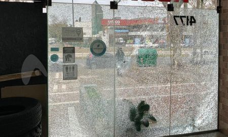 Por orden de los jefes de las bandas narco, los soldaditos atacan a balazos concesionarias, restoranes y hasta los domicilios de los empresarios extorsionados. Por orden de los jefes de las bandas narco, los soldaditos atacan a balazos concesionarias, restoranes y hasta los domicilios de los empresarios extorsionados.