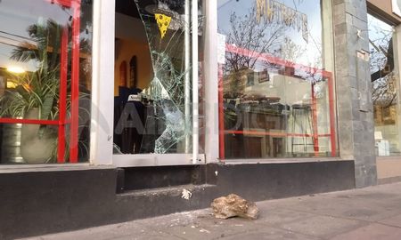 Con una piedra de grandes proporciones rompieron el vidrio de la puerta de la pizzería Mutante en el barrio Candioti Sur Con una piedra de grandes proporciones rompieron el vidrio de la puerta de la pizzería Mutante en el barrio Candioti Sur