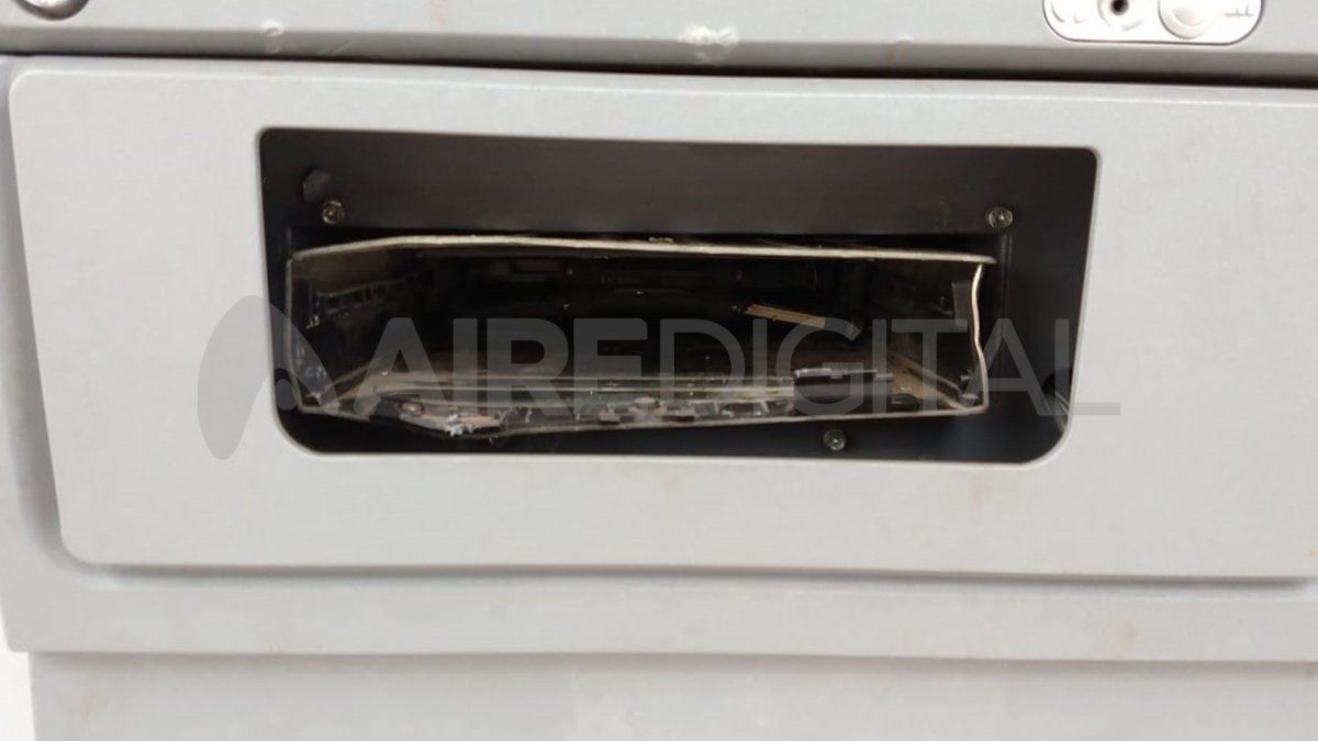 La ranura por donde se expide el dinero quedó destruida