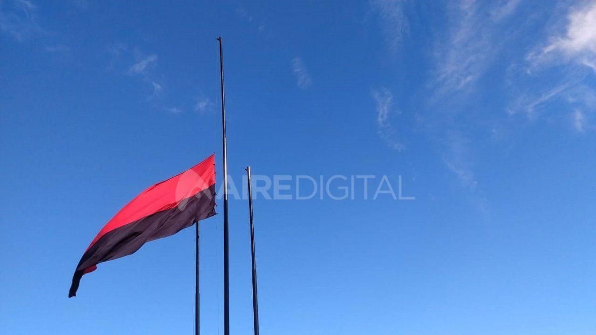 La bandera de Colón permanece a media asta en señal de duelo.