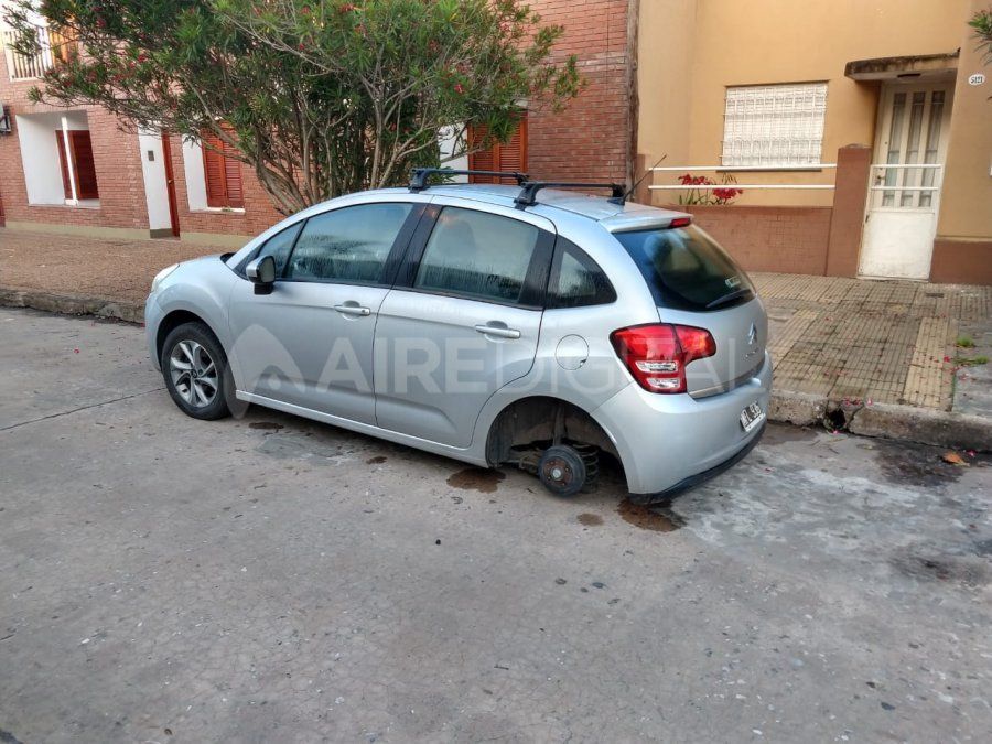 Los robarruedas atacan de nuevo: se llevaron dos cubiertas de un C3 en el barrio Sargento Cabral
