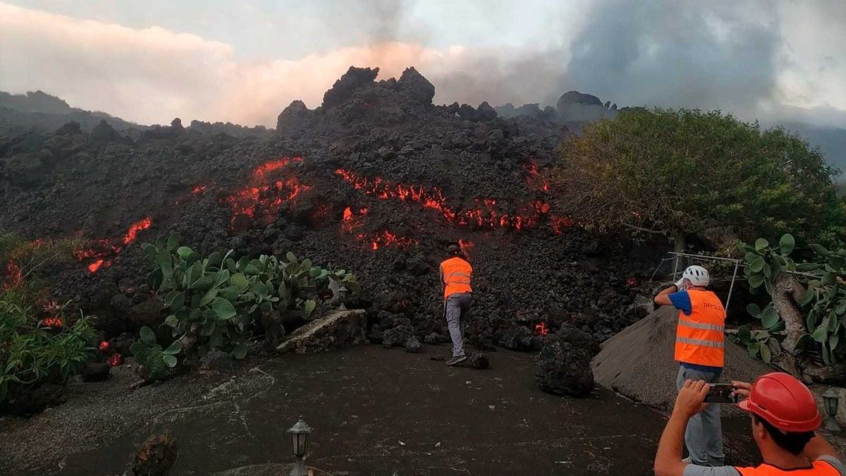 Técnicos de Involcán toman muestras de las coladas de lava para hacer análisis petrológicos. 