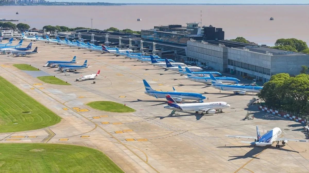 Las reformas en la sala de preembarque nacional sumarán casi 2.000 metros cuadrados de paseos comerciales y gastronómicos, integrando el sector público para mejorar la circulación de las familias. Las reformas en la sala de preembarque nacional sumarán casi 2.000 metros cuadrados de paseos comerciales y gastronómicos, integrando el sector público para mejorar la circulación de las familias.