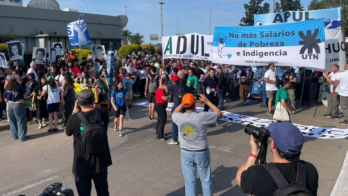 Inicia la Marcha Federal Universitaria en el Puente Colgante de Santa Fe.