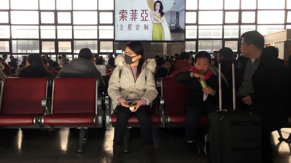 Una mujer con una máscara es vista en una sala de espera de un tren a Wuhan en la Estación de Ferrocarriles del Oeste de Pekín, antes del Año Nuevo Lunar Chino, en Pekín, China, el 20 de enero de 2020.
