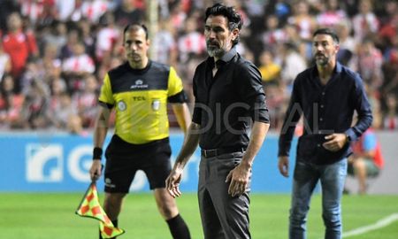 Estudiantes de La Plata anunció la continuidad de Eduardo Domínguez como técnico del equipo. Estudiantes de La Plata anunció la continuidad de Eduardo Domínguez como técnico del equipo.