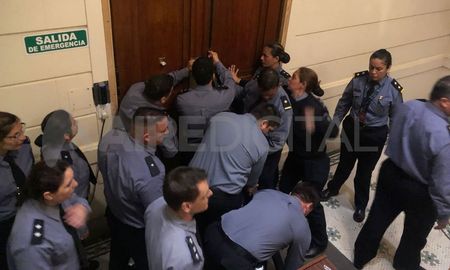 reforma jubilatoria: el momento de maxima tension entre los gremios y la policia en la previa reforma jubilatoria: el momento de maxima tension entre los gremios y la policia en la previa
