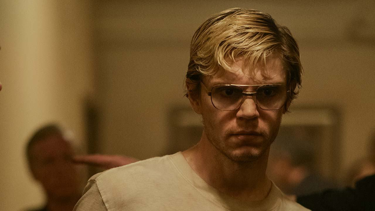 Su participación en “Monstruo: La historia de Jeffrey Dahmer”, serie que está disponible en Netflix, su fama ha traspasado fronteras y ha obtenido cientos de miles de fans por todo el mundo.