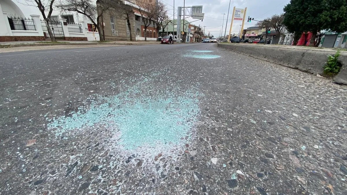 Los vidrios del automóvil quedaron desparramados en la calle luego del robo. Los vidrios del automóvil quedaron desparramados en la calle luego del robo.