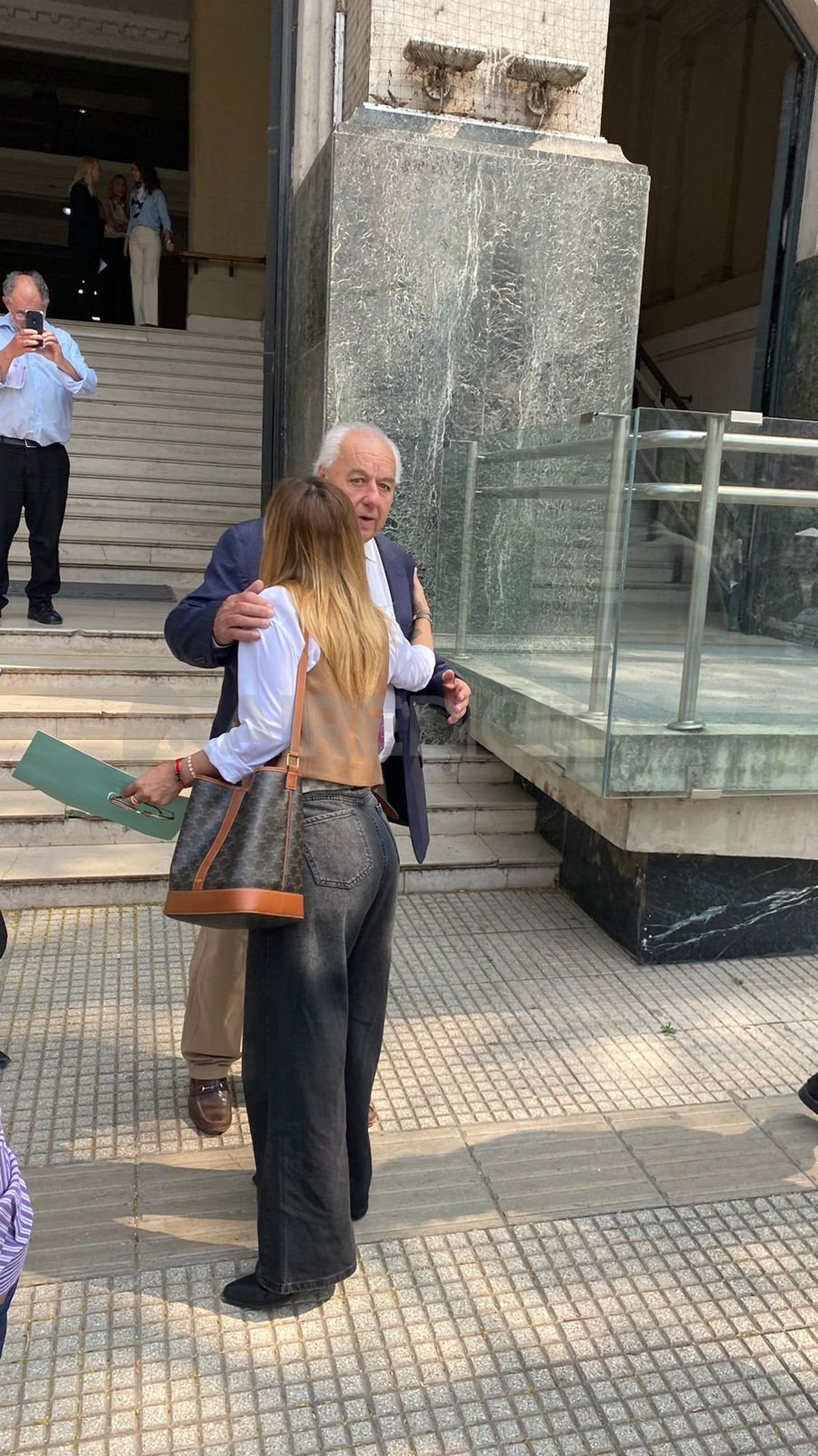 Cuando la diputada provincial Amalia Granata presentó un amparo para que se frenara la implementación de la reforma jubilatoria -por la manera en que se votó-, fue recibida en la puerta de los Tribunales de Santa Fe por el presidente de la Corte, Rafael Gutiérrez.