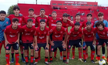 Futbolista de Cambaceres murió tras descompensarse en pleno partido. Futbolista de Cambaceres murió tras descompensarse en pleno partido.