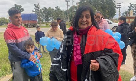 La abuela de Gabriel Sanabria cumplió su promesa: este lunes esperó a Gabriel vestida de rojo y negro. La abuela de Gabriel Sanabria cumplió su promesa: este lunes esperó a Gabriel vestida de rojo y negro.