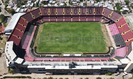 El viernes 3 de diciembre, Colón jugó su último partido como local en su estadio.