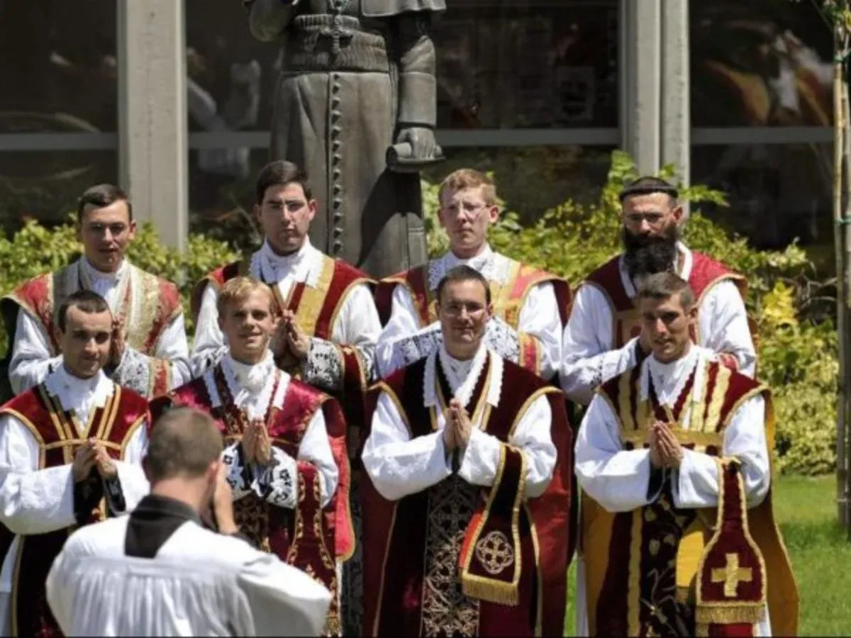 “Los lefebrvristas nos han tomado el pelo durante décadas, pero ahora se acabó, se vuelve a la dureza y a la claridad de Juan Pablo II”, celebró ante LA NACION un prelado del Vaticano, que pidió el anonimato. “Los lefebrvristas nos han tomado el pelo durante décadas, pero ahora se acabó, se vuelve a la dureza y a la claridad de Juan Pablo II”, celebró ante LA NACION un prelado del Vaticano, que pidió el anonimato.