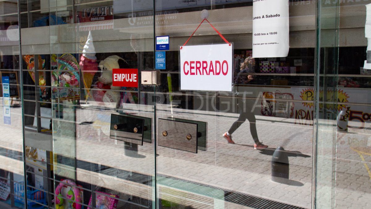 Una puerta de vidrio templado para un comercio puede llegar a costar 200.000 pesos.