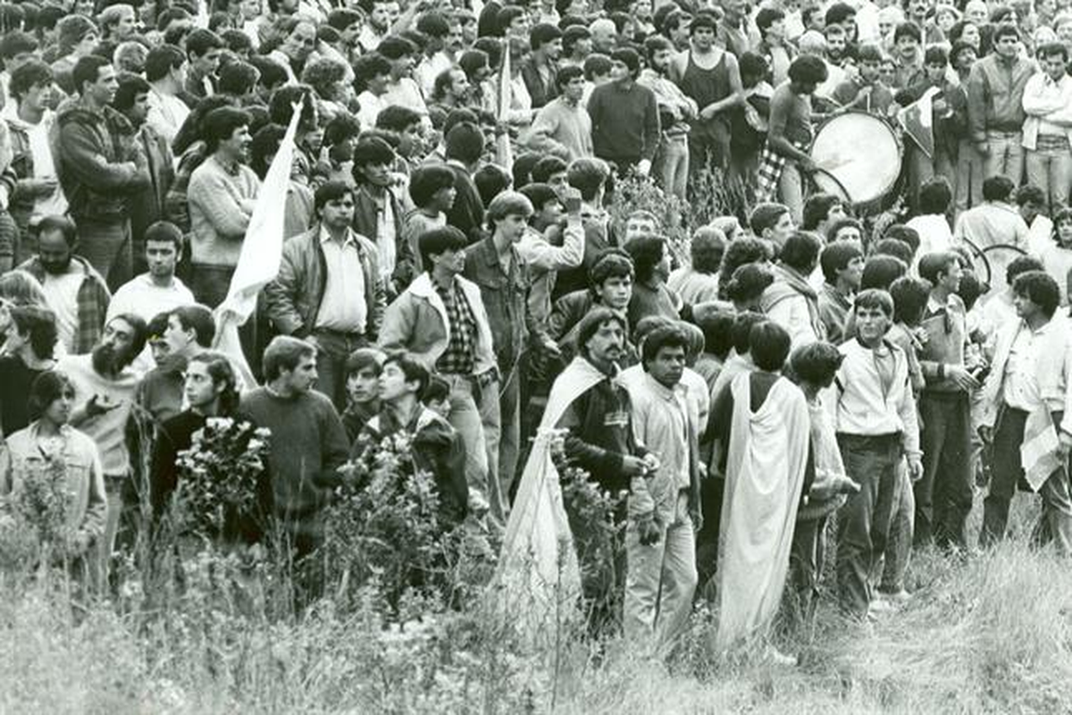 Miles de argentinos apoyando la democracia en Plaza de Mayo