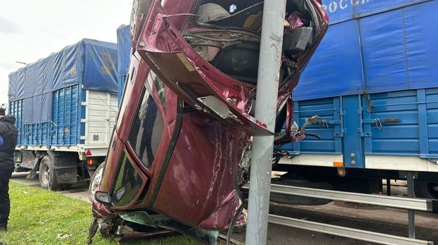 Un automóvil y un camión protagonizaron un impactante choque en avenida Blas Parera.