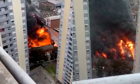 Impresionante incendio en Dock Sud: 30 trabajadores fueron rescatados y hay tres fábricas destruidas Impresionante incendio en Dock Sud: 30 trabajadores fueron rescatados y hay tres fábricas destruidas