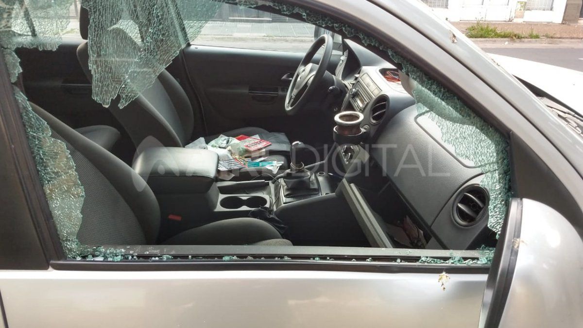 Rompieron la ventanilla, abrieron la guantera y desordenaron todo