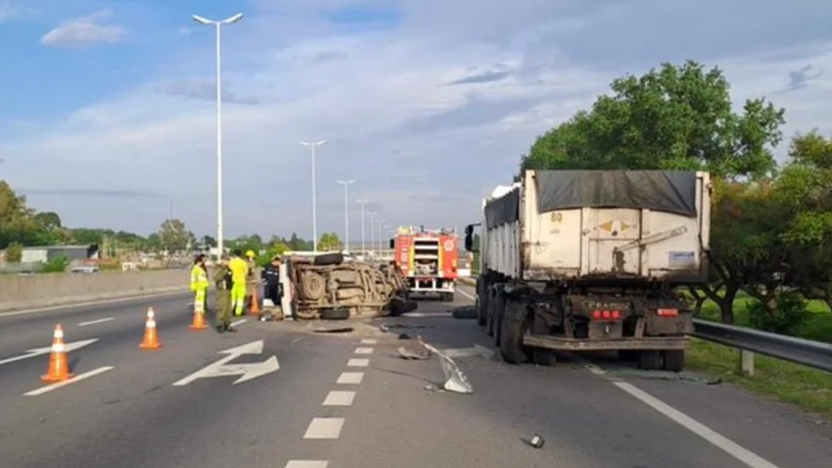 Dos personas murieron en un accidente en el Acceso Oeste: trabajaron peritos y bomberos. &nbsp;