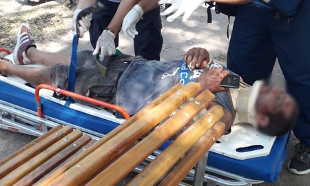 El hecho ocurrió este viernes en inmediaciones de calle Juan del Campillo al 3200. Los vecinos exigen que se repare el asfalto para evitar nuevos accidentes. El hecho ocurrió este viernes en inmediaciones de calle Juan del Campillo al 3200. Los vecinos exigen que se repare el asfalto para evitar nuevos accidentes.