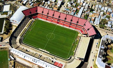 El Estadio de Col&oacute;n, previo a ser reinaugurado el 25 de agosto de 2001.