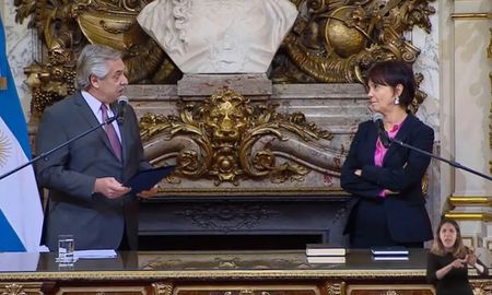 El presidente Alberto Fernández puso en funciones este lunes a la nueva secretaria de Asuntos Estratégicos, Mercedes Marcó del Pont. El presidente Alberto Fernández puso en funciones este lunes a la nueva secretaria de Asuntos Estratégicos, Mercedes Marcó del Pont.
