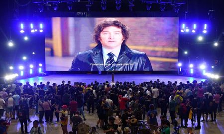 Tensión en el acto de Javier Milei: sacaron un arma desde el escenario del bunker Tensión en el acto de Javier Milei: sacaron un arma desde el escenario del bunker
