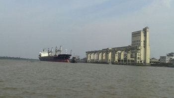 El gobernador Maximiliano Pullaro y el ministro de Desarrollo Productivo, Gustavo Puccini, encabezaron un nuevo encuentro de la Mesa Productiva Provincial para avanzar en los lineamientos de la futura licitación de la terminal de contenedores del Puerto de Santa Fe.