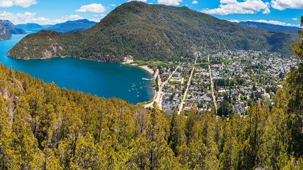 El Parque Nacional Lanín ofrece trekking, ciclismo y observación de aves en medio de paisajes únicos de la Patagonia.