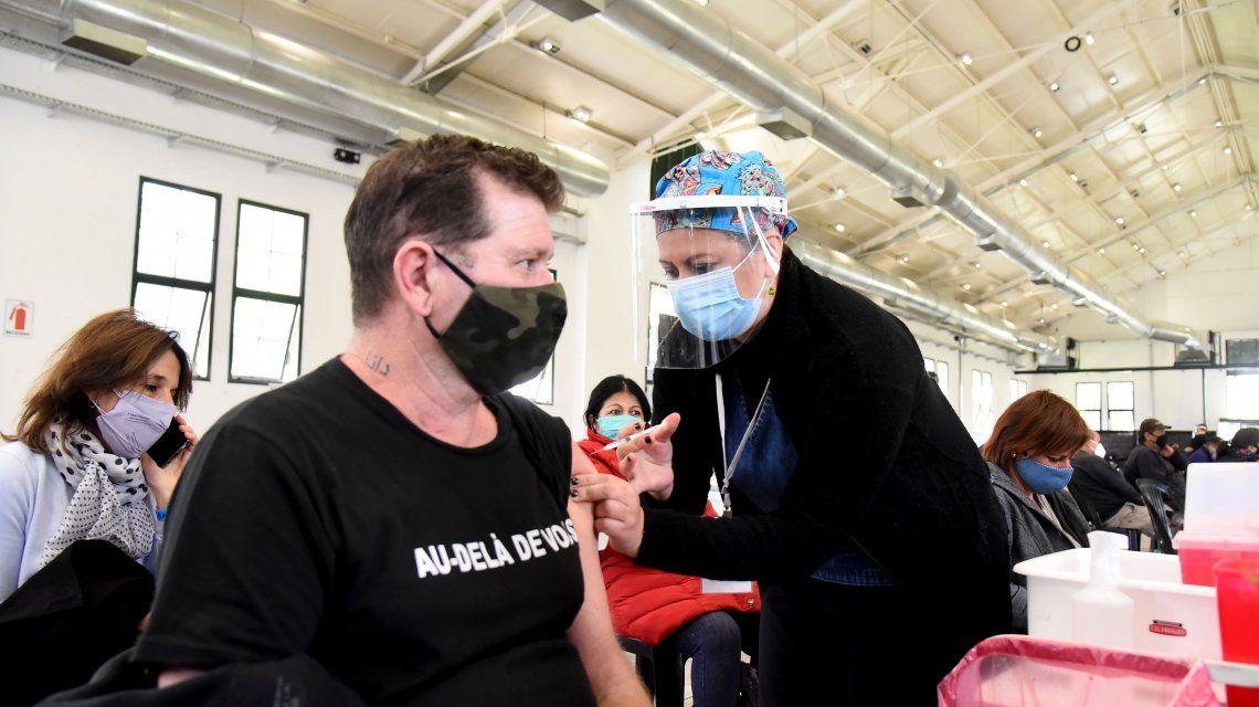 La ministra de Salud, Sonia Martorano, precisó que “es un llamamiento a enfermeros, auxiliares de enfermería, estudiantes de medicina, a incorporarse al programa de vacunación. Los necesitamos”.