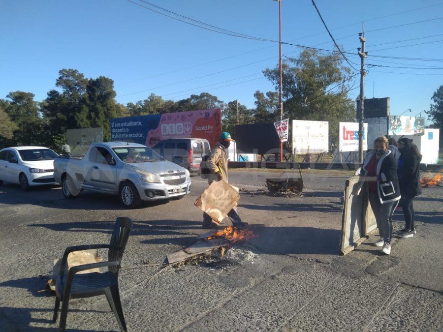 Unos 20 manifestantes se concentraron hoy a la salida del puente Carretero para pedir la reapertura de los trueques