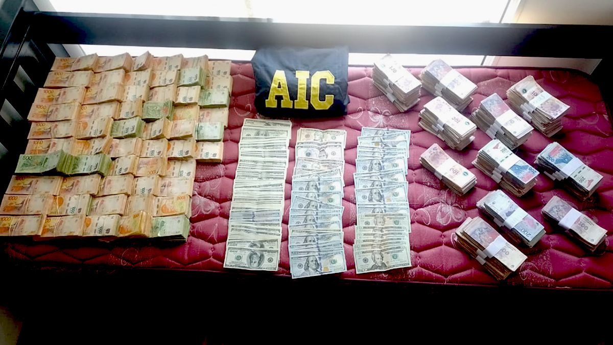 En uno de los domicilios allanados encontraron 6 millones de pesos y más de 14 mil dólares.