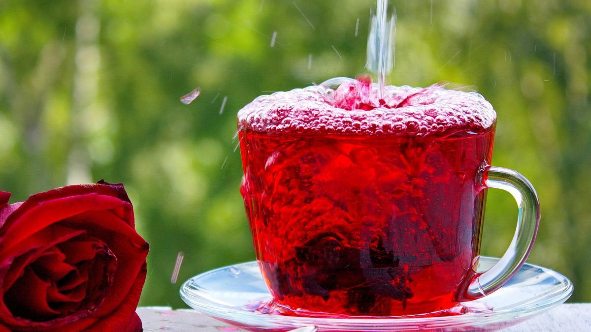 El té de hibisco cuenta con numerosas propiedades que benefician a la salud. El té de hibisco cuenta con numerosas propiedades que benefician a la salud.