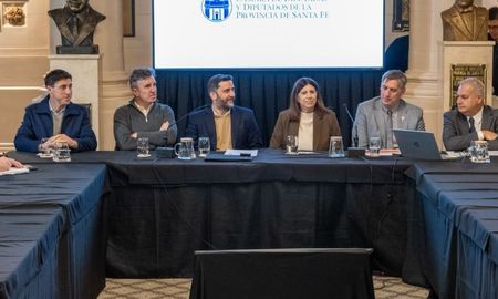 Con una importante participación de diversos representantes, se realizó este viernes la jornada Dilemas de la economía argentina actual: la realidad productiva en el país de Vaca Muerta en la Cámara de Diputados de Santa Fe. Con una importante participación de diversos representantes, se realizó este viernes la jornada Dilemas de la economía argentina actual: la realidad productiva en el país de Vaca Muerta en la Cámara de Diputados de Santa Fe.