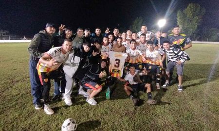 Defensores de Alto Verde ganó en el adelanto de la fecha de la Liga Santafesina de Fútbol. Foto: Ariel Maradona. Defensores de Alto Verde ganó en el adelanto de la fecha de la Liga Santafesina de Fútbol. Foto: Ariel Maradona.