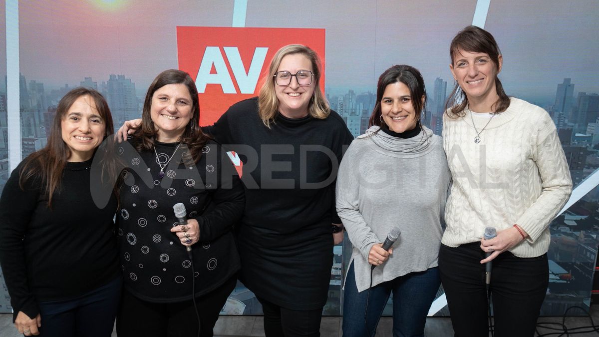 Élida Thiery, Sonia Tessa, Jésica Saez, Julieta Álvarez Arcaya y Andrea Viñuela en los estudios de AIRE. Élida Thiery, Sonia Tessa, Jésica Saez, Julieta Álvarez Arcaya y Andrea Viñuela en los estudios de AIRE.