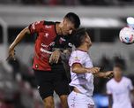 El Club Atlético Colón empató con Huracán en un encuentro marcado por el uso del VAR, que anuló el que hubiese sido el gol del triunfo para el Sabalero. El Club Atlético Colón empató con Huracán en un encuentro marcado por el uso del VAR, que anuló el que hubiese sido el gol del triunfo para el Sabalero.