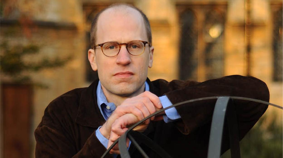 Nick Bostrom es un filósofo sueco de la Universidad de Oxford, nacido en 1973. Es conocido por sus trabajos sobre el principio antrópico, el riesgo existencial, la ética sobre el perfeccionamiento humano, los riesgos de la superinteligencia y el consecuencialismo.